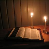 kynttilät ja avoin Raamattu