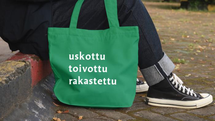 vihreä kangaskassi tekstillä