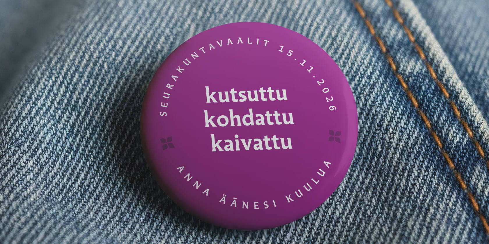violetti rintamerkki farkkukankaalla, merkissä lukee valkoisella tekstillä: kutsuttu, kohdattu, kaivattu,